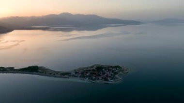 Türkiye 'nin Egirdir Gölü, Isparta ilinde yer almaktadır. Ayrıca günlük ve mevsimsel farklılıklarından dolayı 'yedi renkli göl' olarak da bilinir.