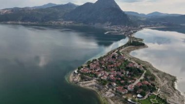 Türkiye 'nin Egirdir Gölü, Isparta ilinde yer almaktadır. Ayrıca günlük ve mevsimsel farklılıklarından dolayı 'yedi renkli göl' olarak da bilinir.