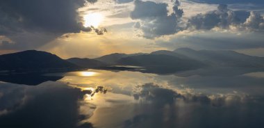 Türkiye 'nin Egirdir Gölü, Isparta ilinde yer almaktadır. Ayrıca günlük ve mevsimsel farklılıklarından dolayı 'yedi renkli göl' olarak da bilinir.