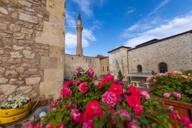 Egirdir 'de mavi gökyüzü altında Hizirbey camii ve minaresinin dış görünüşü.