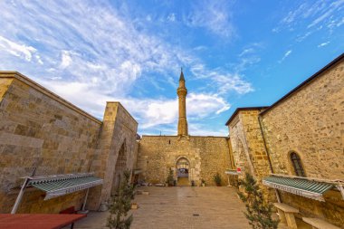 Egirdir 'de mavi gökyüzü altında Hizirbey camii ve minaresinin dış görünüşü.