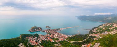 Karadeniz üzerindeki dağlardaki güzel şehir manzarası, Amasra. Amasra geleneksel Türk mimarisi
