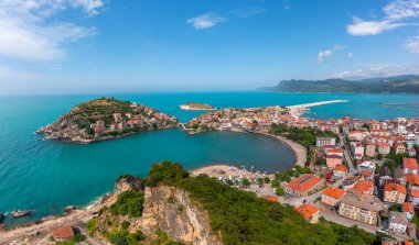 Karadeniz üzerindeki dağlardaki güzel şehir manzarası, Amasra. Amasra geleneksel Türk mimarisi