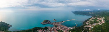 Karadeniz üzerindeki dağlardaki güzel şehir manzarası, Amasra. Amasra geleneksel Türk mimarisi