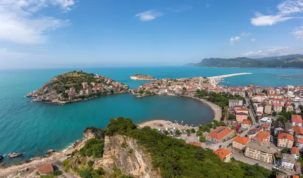 Karadeniz üzerindeki dağlardaki güzel şehir manzarası, Amasra. Amasra geleneksel Türk mimarisi