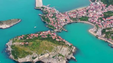 Karadeniz üzerindeki dağlardaki güzel şehir manzarası, Amasra. Amasra geleneksel Türk mimarisi