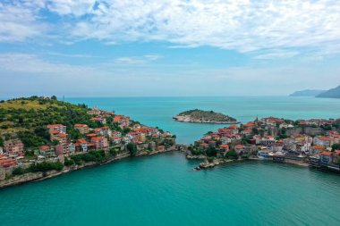 Karadeniz üzerindeki dağlardaki güzel şehir manzarası, Amasra. Amasra geleneksel Türk mimarisi