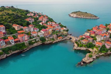 Karadeniz üzerindeki dağlardaki güzel şehir manzarası, Amasra. Amasra geleneksel Türk mimarisi