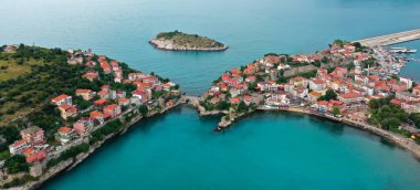 Karadeniz üzerindeki dağlardaki güzel şehir manzarası, Amasra. Amasra geleneksel Türk mimarisi