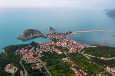 Karadeniz üzerindeki dağlardaki güzel şehir manzarası, Amasra. Amasra geleneksel Türk mimarisi