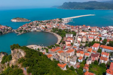 Karadeniz üzerindeki dağlardaki güzel şehir manzarası, Amasra. Amasra geleneksel Türk mimarisi