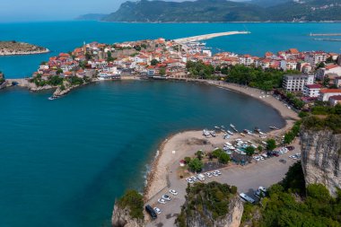 Karadeniz üzerindeki dağlardaki güzel şehir manzarası, Amasra. Amasra geleneksel Türk mimarisi