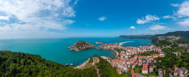 Karadeniz üzerindeki dağlardaki güzel şehir manzarası, Amasra. Amasra geleneksel Türk mimarisi