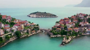 Karadeniz üzerindeki dağlardaki güzel şehir manzarası, Amasra. Amasra geleneksel Türk mimarisi