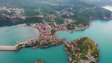 Karadeniz üzerindeki dağlardaki güzel şehir manzarası, Amasra. Amasra geleneksel Türk mimarisi