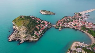 Karadeniz üzerindeki dağlardaki güzel şehir manzarası, Amasra. Amasra geleneksel Türk mimarisi