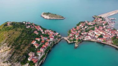 Karadeniz üzerindeki dağlardaki güzel şehir manzarası, Amasra. Amasra geleneksel Türk mimarisi
