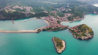 Karadeniz üzerindeki dağlardaki güzel şehir manzarası, Amasra. Amasra geleneksel Türk mimarisi