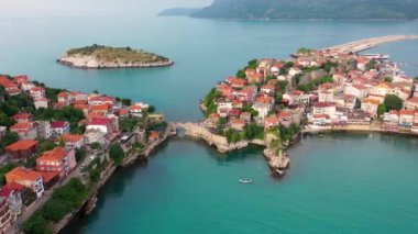 Karadeniz üzerindeki dağlardaki güzel şehir manzarası, Amasra. Amasra geleneksel Türk mimarisi