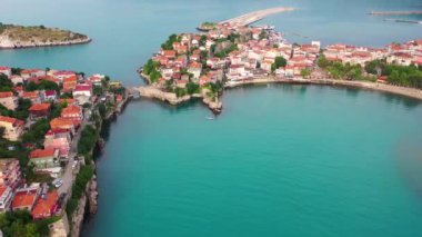 Karadeniz üzerindeki dağlardaki güzel şehir manzarası, Amasra. Amasra geleneksel Türk mimarisi
