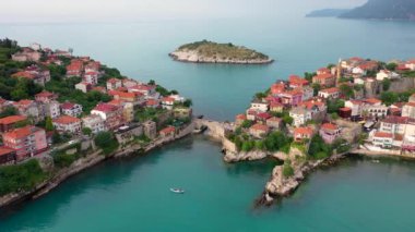 Karadeniz üzerindeki dağlardaki güzel şehir manzarası, Amasra. Amasra geleneksel Türk mimarisi