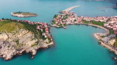 Karadeniz üzerindeki dağlardaki güzel şehir manzarası, Amasra. Amasra geleneksel Türk mimarisi