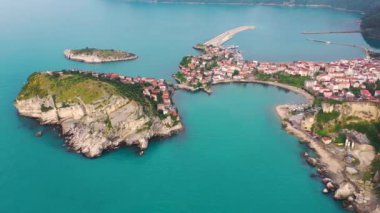 Karadeniz üzerindeki dağlardaki güzel şehir manzarası, Amasra. Amasra geleneksel Türk mimarisi