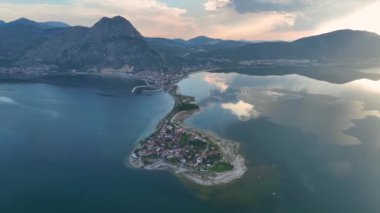 Türkiye 'nin Egirdir Gölü, Isparta ilinde yer almaktadır. Ayrıca günlük ve mevsimsel farklılıklarından dolayı 'yedi renkli göl' olarak da bilinir.