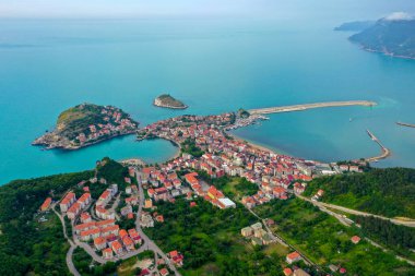 Karadeniz üzerindeki dağlardaki güzel şehir manzarası, Amasra. Amasra geleneksel Türk mimarisi