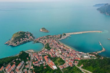 Karadeniz üzerindeki dağlardaki güzel şehir manzarası, Amasra. Amasra geleneksel Türk mimarisi