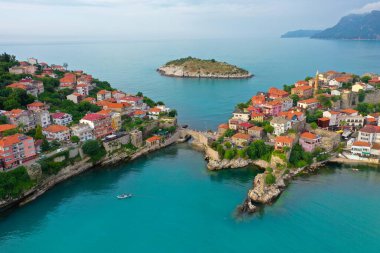 Karadeniz üzerindeki dağlardaki güzel şehir manzarası, Amasra. Amasra geleneksel Türk mimarisi