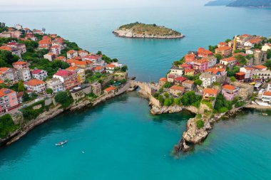Karadeniz üzerindeki dağlardaki güzel şehir manzarası, Amasra. Amasra geleneksel Türk mimarisi
