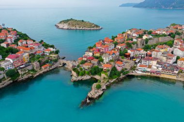 Karadeniz üzerindeki dağlardaki güzel şehir manzarası, Amasra. Amasra geleneksel Türk mimarisi