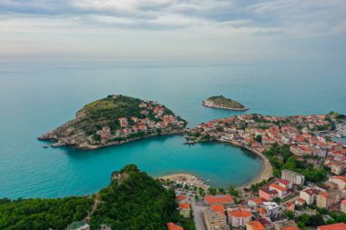 Karadeniz üzerindeki dağlardaki güzel şehir manzarası, Amasra. Amasra geleneksel Türk mimarisi