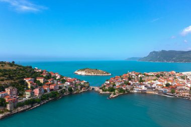 Karadeniz üzerindeki dağlardaki güzel şehir manzarası, Amasra. Amasra geleneksel Türk mimarisi