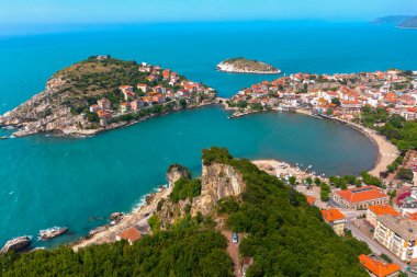 Karadeniz üzerindeki dağlardaki güzel şehir manzarası, Amasra. Amasra geleneksel Türk mimarisi