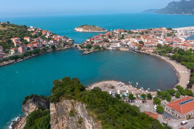 Karadeniz üzerindeki dağlardaki güzel şehir manzarası, Amasra. Amasra geleneksel Türk mimarisi