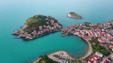 Karadeniz üzerindeki dağlardaki güzel şehir manzarası, Amasra. Amasra geleneksel Türk mimarisi
