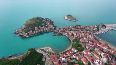 Karadeniz üzerindeki dağlardaki güzel şehir manzarası, Amasra. Amasra geleneksel Türk mimarisi