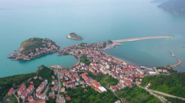 Karadeniz üzerindeki dağlardaki güzel şehir manzarası, Amasra. Amasra geleneksel Türk mimarisi
