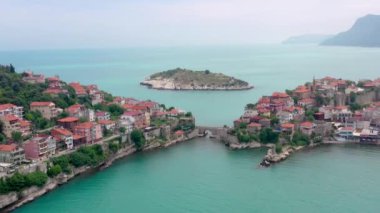 Karadeniz üzerindeki dağlardaki güzel şehir manzarası, Amasra. Amasra geleneksel Türk mimarisi