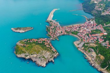 Karadeniz üzerindeki dağlardaki güzel şehir manzarası, Amasra. Amasra geleneksel Türk mimarisi