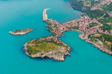Karadeniz üzerindeki dağlardaki güzel şehir manzarası, Amasra. Amasra geleneksel Türk mimarisi