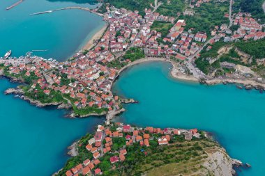 Karadeniz üzerindeki dağlardaki güzel şehir manzarası, Amasra. Amasra geleneksel Türk mimarisi