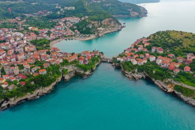 Karadeniz üzerindeki dağlardaki güzel şehir manzarası, Amasra. Amasra geleneksel Türk mimarisi