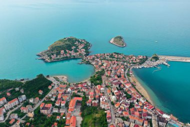 Karadeniz üzerindeki dağlardaki güzel şehir manzarası, Amasra. Amasra geleneksel Türk mimarisi
