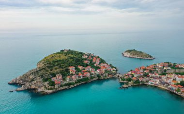 Karadeniz üzerindeki dağlardaki güzel şehir manzarası, Amasra. Amasra geleneksel Türk mimarisi