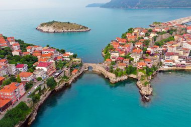 Karadeniz üzerindeki dağlardaki güzel şehir manzarası, Amasra. Amasra geleneksel Türk mimarisi