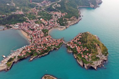 Karadeniz üzerindeki dağlardaki güzel şehir manzarası, Amasra. Amasra geleneksel Türk mimarisi