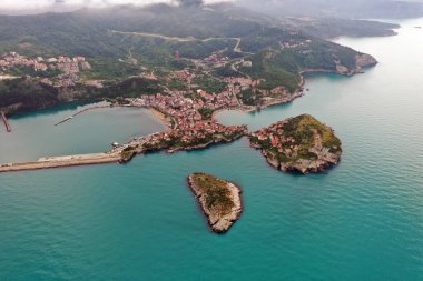 Karadeniz üzerindeki dağlardaki güzel şehir manzarası, Amasra. Amasra geleneksel Türk mimarisi